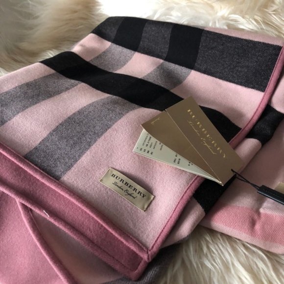 $950 burberry reversible wool check wrap NWT - Picture 10 of 13